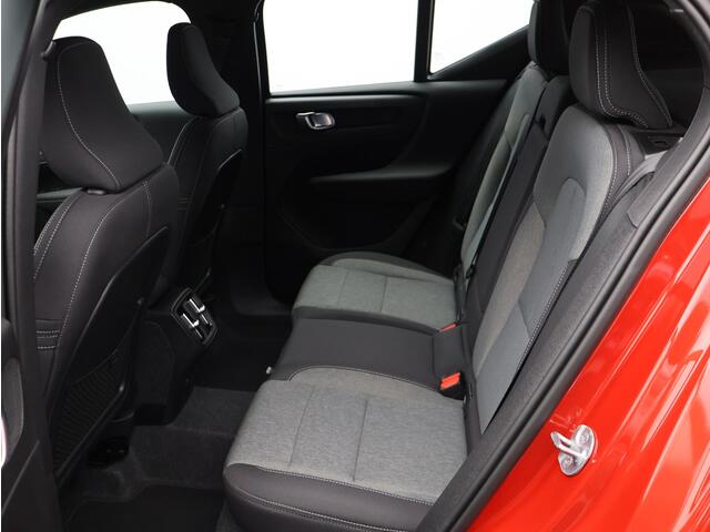 Volvo XC40 2.0 B4 Plus Dark / Trekhaak / Elektrische Stoelen / Harman Kardon / Stoel+Stuurverwarming / Adaptive Cruise / BLIS /