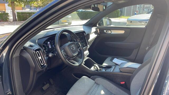 Volvo XC40 T2 Automaat Business Pro | Trekhaak | Dealeronderhouden | Panoramadak | Stoelverwarming | BLIS | Parkeercamera | Parkeersensoren voor + achter | 19" Lichtmetalen velgen | Adaptive cruise control | Navigatie