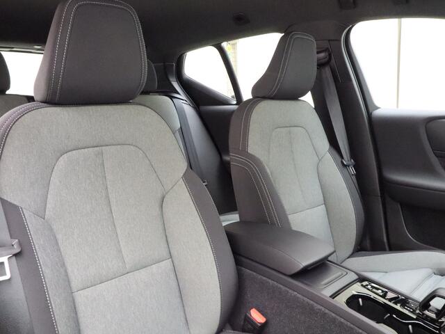 Volvo XC40 B4 211pk Plus Dark / Harman&Kardon / El. Trekhaak / El. Stoelen / Stoel + Stuurw. Verwarming / BLIS / ACC / PDC + CAM / Verw. Voorruit /