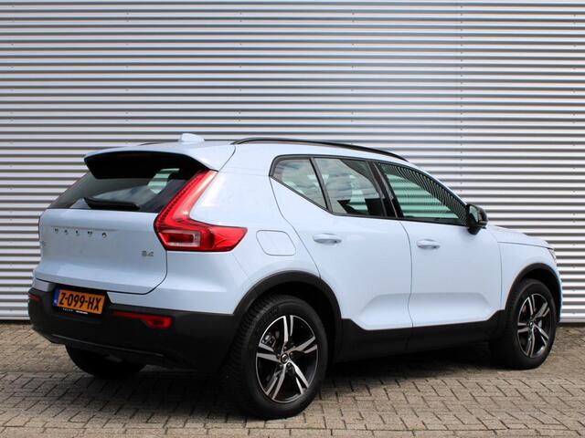 Volvo XC40 2.0 B4 Plus Dark Automaat / Trekhaak / Harman Kardon / All-Season Banden / Voorraam verwarmd