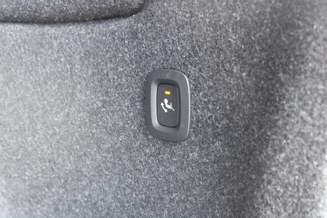 Volvo XC40 Extended Range Plus 82 kWh / Keyless entry / BLIS / Stoel/- en stuurverwarming / Trekhaak / Camera /