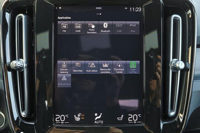 Volvo XC40 T5 Recharge Plus Dark - IntelliSafe Assist - 360º Camera - Harman/Kardon audio - Verwarmde voorstoelen & stuur - Parkeersensoren voor & achter - Elektr. bedienb. voorstoelen met geheugen links - Draadloze tel. lader - Extra getint glas - 19' LMV