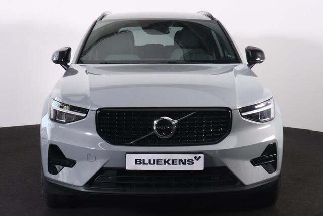 Volvo XC40 T5 Recharge Plus Dark - IntelliSafe Assist - 360º Camera - Harman/Kardon audio - Verwarmde voorstoelen & stuur - Parkeersensoren voor & achter - Elektr. bedienb. voorstoelen met geheugen links - Draadloze tel. lader - Extra getint glas - 19' LMV