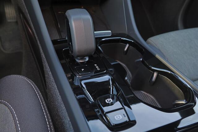 Volvo XC40 T5 Recharge Plus Dark - IntelliSafe Assist - 360º Camera - Harman/Kardon audio - Verwarmde voorstoelen & stuur - Parkeersensoren voor & achter - Elektr. bedienb. voorstoelen met geheugen links - Draadloze tel. lader - Extra getint glas - 19' LMV