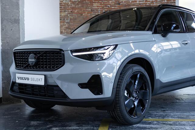 Volvo XC40 B4 Plus Black Edition | 360° Parkeercamera | Panorama dak | Semi-Electrische Wegklapbare Trekhaak | Harman Kardon Premium Audio | Stoelverwarming | Parkeersensoren voor + achter | Google Infotainment | Stuurwielverwarming