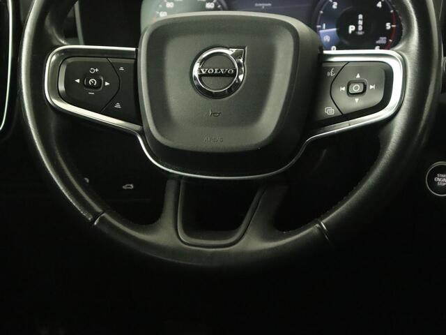 Volvo XC40 2.0 D3 Momentum | Trekhaak | Stoelverwarming | Harman/Kardon | Camera | Navigatie | Full LED | Getint glas | Parkeerhulp