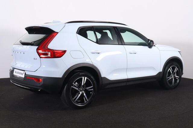Volvo XC40 B4 Plus Dark - IntelliSafe Assist & Surround - Harman/Kardon audio - Parkeercamera achter - Verwarmde voorstoelen & stuur - Parkeersensoren voor & achter - Elektr. bedienb. voorstoelen met geheugen links - Draadloze tel. lader - Elektr. inklapbare trekhaa