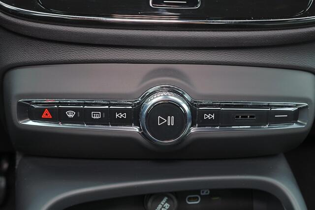 Volvo XC40 B4 Plus Dark - IntelliSafe Assist & Surround - Harman/Kardon audio - Parkeercamera achter - Verwarmde voorstoelen & stuur - Parkeersensoren voor & achter - Elektr. bedienb. voorstoelen met geheugen links - Draadloze tel. lader - Elektr. inklapbare trekhaa