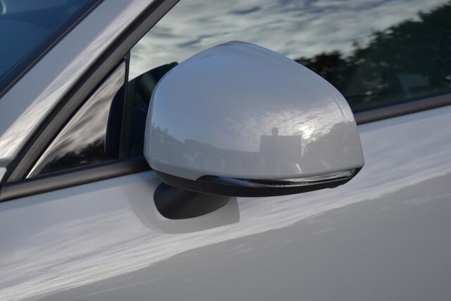 Volvo XC40 B4 211PK Automaat Core ACC | Trekhaak | Blis | All season | Camera | Stoelverwarming | Stuurverwarming