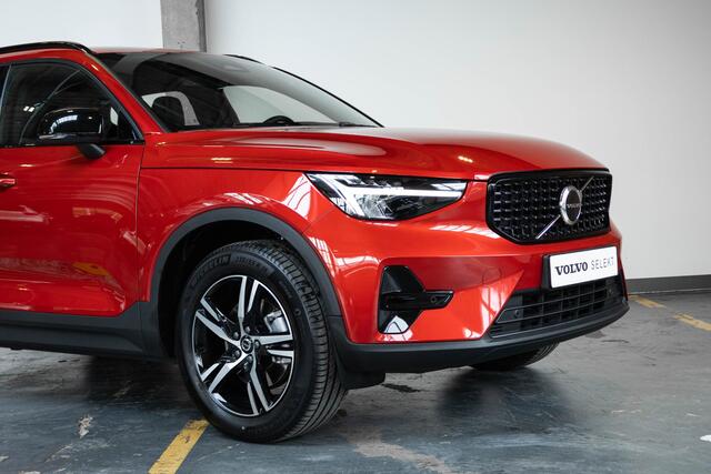 Volvo XC40 B4 Plus Dark | Verwarmde Voorstoelen+Stuurwiel | Verwarmde voorruit | Semi-Elektrische Trekhaak | Harman Kardon Premium Audio | Apple Carplay / Android Auto | Electrisch bedienbare voorstoelen | Google infotaiment