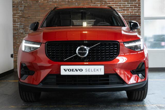 Volvo XC40 B4 Plus Dark | Verwarmde Voorstoelen+Stuurwiel | Verwarmde voorruit | Semi-Elektrische Trekhaak | Harman Kardon Premium Audio | Apple Carplay / Android Auto | Electrisch bedienbare voorstoelen | Google infotaiment