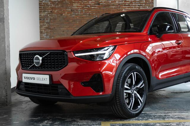 Volvo XC40 B4 Plus Dark | Verwarmde Voorstoelen+Stuurwiel | Verwarmde voorruit | Semi-Elektrische Trekhaak | Harman Kardon Premium Audio | Apple Carplay / Android Auto | Electrisch bedienbare voorstoelen | Google infotaiment