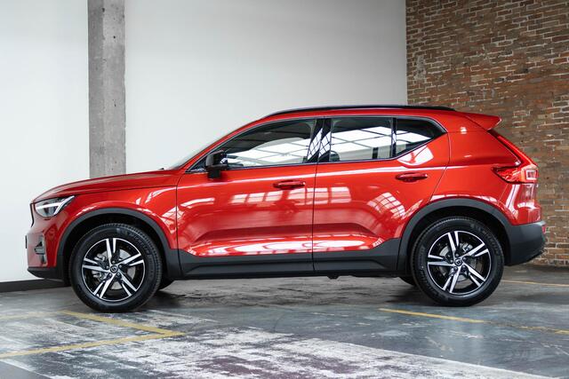 Volvo XC40 B4 Plus Dark | Verwarmde Voorstoelen+Stuurwiel | Verwarmde voorruit | Semi-Elektrische Trekhaak | Harman Kardon Premium Audio | Apple Carplay / Android Auto | Electrisch bedienbare voorstoelen | Google infotaiment