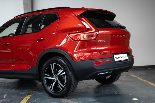 Volvo XC40 B4 Plus Dark | Verwarmde Voorstoelen+Stuurwiel | Verwarmde voorruit | Semi-Elektrische Trekhaak | Harman Kardon Premium Audio | Apple Carplay / Android Auto | Electrisch bedienbare voorstoelen | Google infotaiment