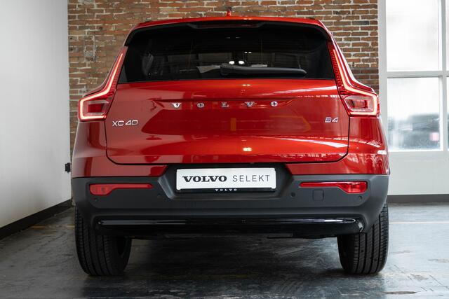 Volvo XC40 B4 Plus Dark | Verwarmde Voorstoelen+Stuurwiel | Verwarmde voorruit | Semi-Elektrische Trekhaak | Harman Kardon Premium Audio | Apple Carplay / Android Auto | Electrisch bedienbare voorstoelen | Google infotaiment