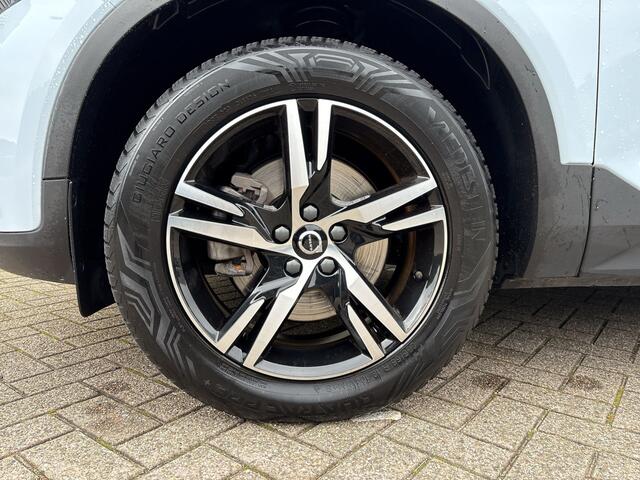 Volvo XC40 2.0 B4 Plus Dark / Verwarmbare voorruit / Audio Harman Kardon / Trekhaak /