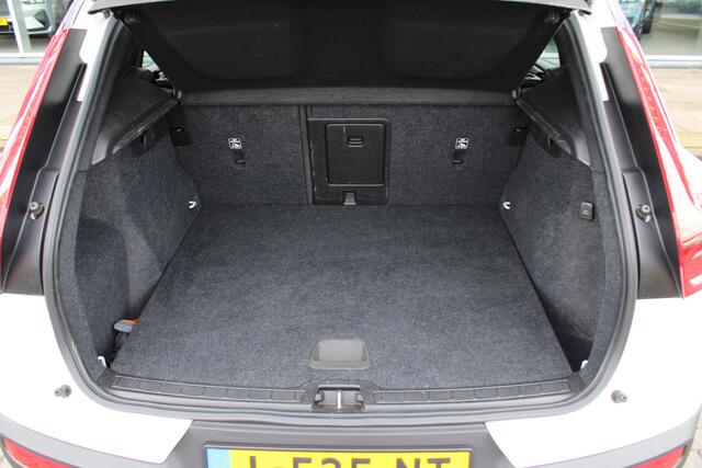 Volvo XC40 T3 Automaat R-Design | Adapt. Cruise | El. Trekhaak | Park assist V+A | Draadloze telefoonlader