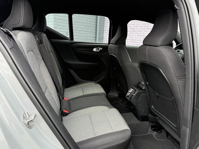 Volvo XC40 2.0 B4 Plus Dark | Trekhaak | Memory | Zitting verlengers | parkeersensoren vóór en achter | camera | Google auto | Full LED | verwarmde voorstoelen en stuurwiel | trekgewicht 2000KG! |