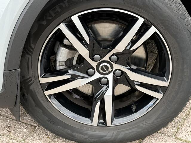 Volvo XC40 2.0 B4 Plus Dark | Trekhaak | Memory | Zitting verlengers | parkeersensoren vóór en achter | camera | Google auto | Full LED | verwarmde voorstoelen en stuurwiel | trekgewicht 2000KG! |