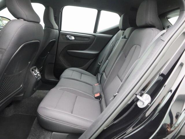 Volvo XC40 Recharge Core 232PK | Allseason-banden | Grootlicht-assistent | Achteruitrijcamera + parkeersensoren | Climate control | Apple CarPlay & Android Auto