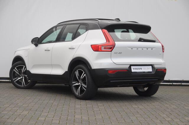 Volvo XC40 T5 262PK Automaat Recharge R-Design / BLIS / Stoel - en stuurwielverwarming / Leder met alcantara interieur / Parkeersensoren met 360 camera / Keyless entry / Elektrische stoelen met geheugen / Panoramadak / Harman kardon