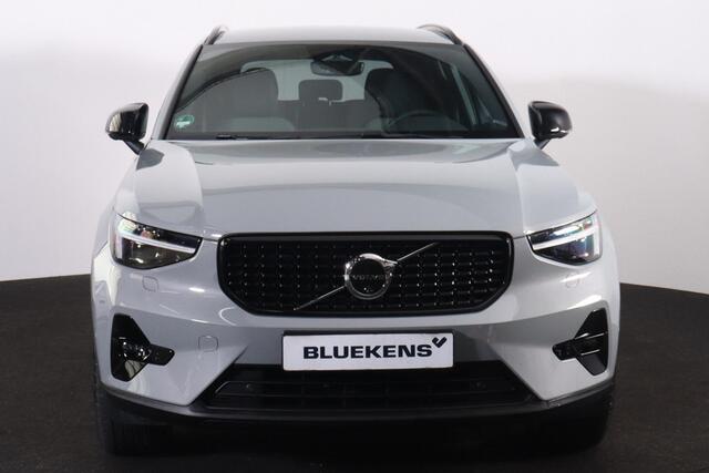 Volvo XC40 B3 Plus Dark - IntelliSafe Assist & Surround - 360º Camera - Harman/Kardon audio - Verwarmde voorstoelen & stuur - Parkeersensoren voor & achter - Elektr. bedienb. voorstoelen met geheugen links - Draadloze tel. lader - Extra getint glas - 19' LMV