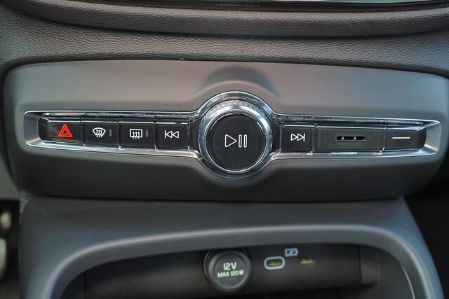 Volvo XC40 B3 Plus Dark - IntelliSafe Assist & Surround - 360º Camera - Harman/Kardon audio - Verwarmde voorstoelen & stuur - Parkeersensoren voor & achter - Elektr. bedienb. voorstoelen met geheugen links - Draadloze tel. lader - Extra getint glas - 19' LMV