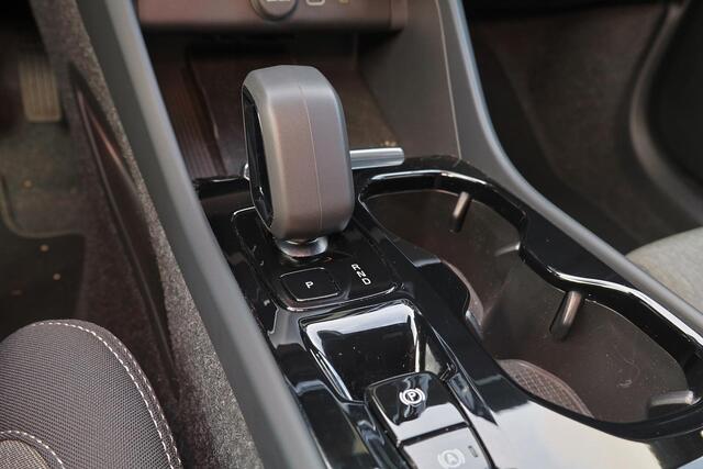 Volvo XC40 B3 Plus Dark - IntelliSafe Assist & Surround - 360º Camera - Harman/Kardon audio - Verwarmde voorstoelen & stuur - Parkeersensoren voor & achter - Elektr. bedienb. voorstoelen met geheugen links - Draadloze tel. lader - Extra getint glas - 19' LMV