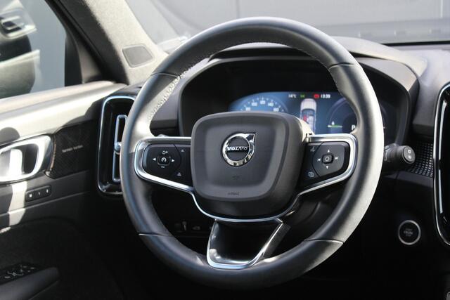 Volvo XC40 1.5 T4 Recharge R-Design | Incl. 12 maanden garantie | Harman/Kardon audio | Schuif/kantel dak | Apple carplay/Android auto | Stuurwiel verwarming | Voorstoelen verwarmd | DAB | Navigatie | Lichtmetalen velgen | Climate control | Zwart dakhemel