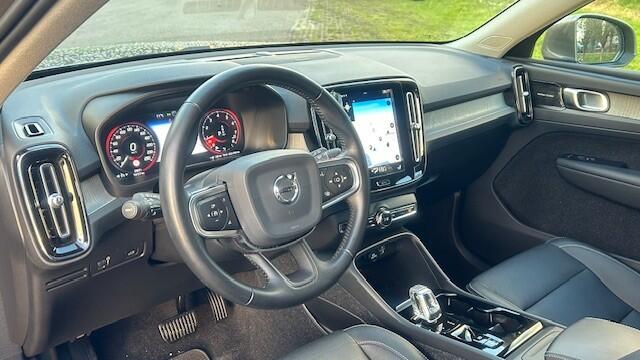 Volvo XC40 2.0 T4 AWD INSCRIPTION 23.000KM!!! 1E EIGENAAR!!! NAVIGATIE, APPLE CARPLAY, HARMAN/KARDON, LEER, STOELVERWARMING, VOORRUITVERWARMING, SFEERVERLICHTING, ELEC. ACHTERKLEP, PARKEERHULP V/A, ACHTERUITRIJCAMERA, LED-LICHT, 18"L/M-VELGEN, ENZ. ENZ. FULL OPTIONS