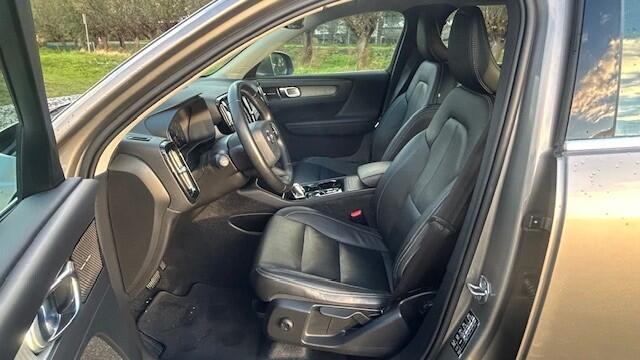 Volvo XC40 2.0 T4 AWD INSCRIPTION 23.000KM!!! 1E EIGENAAR!!! NAVIGATIE, APPLE CARPLAY, HARMAN/KARDON, LEER, STOELVERWARMING, VOORRUITVERWARMING, SFEERVERLICHTING, ELEC. ACHTERKLEP, PARKEERHULP V/A, ACHTERUITRIJCAMERA, LED-LICHT, 18"L/M-VELGEN, ENZ. ENZ. FULL OPTIONS