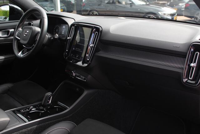 Volvo XC40 2.0 T4 R-Design / Trekhaak / Panoramadak / Camera / Harman Kardon / Leder&Alcantara / 19'' / Bliss / CarPlay / Stoelverwarming / DAB / ACC