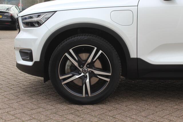 Volvo XC40 2.0 T4 R-Design / Trekhaak / Panoramadak / Camera / Harman Kardon / Leder&Alcantara / 19'' / Bliss / CarPlay / Stoelverwarming / DAB / ACC