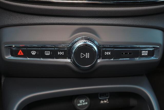 Volvo XC40 T4 Recharge Plus Bright - Harman/Kardon audio - Parkeercamera achter - Verwarmde voorstoelen & stuur - Parkeersensoren voor & achter - Elektr. bedienb. voorstoelen met geheugen links - Draadloze tel. lader - Cruise control - 19' LMV