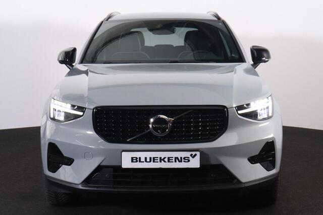 Volvo XC40 T5 Recharge Plus Dark - IntelliSafe Assist - 360º Camera - Harman/Kardon audio - Verwarmde voorstoelen & stuur - Parkeersensoren voor & achter - Elektr. bedienb. voorstoelen met geheugen links - Draadloze tel. lader - Extra getint glas - 19' LMV