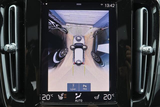 Volvo XC40 T5 Recharge Plus Dark - IntelliSafe Assist - 360º Camera - Harman/Kardon audio - Verwarmde voorstoelen & stuur - Parkeersensoren voor & achter - Elektr. bedienb. voorstoelen met geheugen links - Draadloze tel. lader - Extra getint glas - 19' LMV