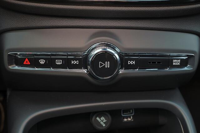 Volvo XC40 T5 Recharge Ultimate Dark Panorama/schuifdak - IntelliSafe Assist & Surround - 360º Camera - Harman/Kardon audio - Verwarmde voorstoelen & stuur - Parkeersensoren voor & achter - Extra getint glas - 19' LMV