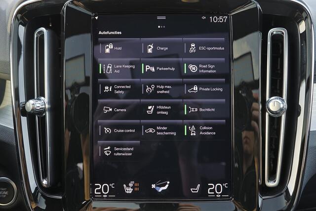 Volvo XC40 T5 Recharge Plus Dark - Panorama/schuifdak - IntelliSafe Assist - Harman/Kardon audio - Parkeercamera achter - Parkeersensoren voor & achter - Elektr. bedienb. voorstoelen met geheugen links - Draadloze tel. lader - Extra getint glas - 19' LMV