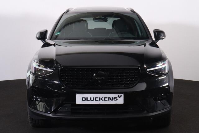 Volvo XC40 B3 Ultra Black Edition - Panorama/schuifdak - IntelliSafe Assist & Surround - 360º Camera - Harman/Kardon audio - LED Pixel koplampen - Verwarmde voorstoelen & stuur - Parkeersensoren voor & achter - Elektr. bedienb. voorstoelen met geheugen links - Draad