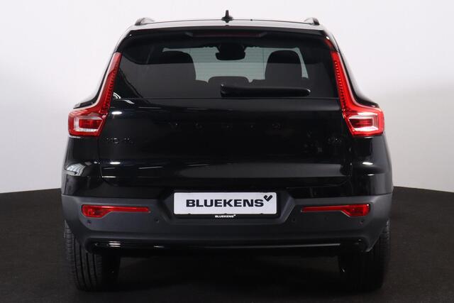 Volvo XC40 B3 Ultra Black Edition - Panorama/schuifdak - IntelliSafe Assist & Surround - 360º Camera - Harman/Kardon audio - LED Pixel koplampen - Verwarmde voorstoelen & stuur - Parkeersensoren voor & achter - Elektr. bedienb. voorstoelen met geheugen links - Draad