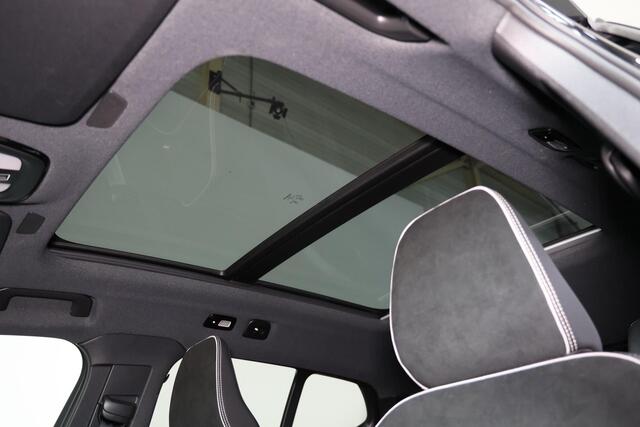 Volvo XC40 B3 Ultra Black Edition - Panorama/schuifdak - IntelliSafe Assist & Surround - 360º Camera - Harman/Kardon audio - LED Pixel koplampen - Verwarmde voorstoelen & stuur - Parkeersensoren voor & achter - Elektr. bedienb. voorstoelen met geheugen links - Draad