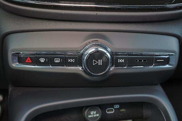 Volvo XC40 B3 Ultra Black Edition - Panorama/schuifdak - IntelliSafe Assist & Surround - 360º Camera - Harman/Kardon audio - LED Pixel koplampen - Verwarmde voorstoelen & stuur - Parkeersensoren voor & achter - Elektr. bedienb. voorstoelen met geheugen links - Draad