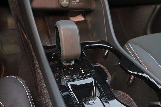 Volvo XC40 B3 Ultra Black Edition - Panorama/schuifdak - IntelliSafe Assist & Surround - 360º Camera - Harman/Kardon audio - LED Pixel koplampen - Verwarmde voorstoelen & stuur - Parkeersensoren voor & achter - Elektr. bedienb. voorstoelen met geheugen links - Draad