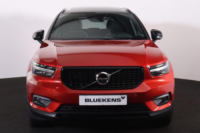 Volvo XC40 T4 R-Design - Panorama/schuifdak - IntelliSafe Assist & Surround - 360º Camera - Verwarmde voorstoelen, stuur & achterbank - Parkeersensoren voor & achter - Elektr. bedienb. voorstoelen met geheugen links - Standkachel - Extra getint glas - Elektr. inklap
