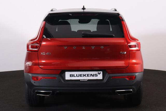 Volvo XC40 T4 R-Design - Panorama/schuifdak - IntelliSafe Assist & Surround - 360º Camera - Verwarmde voorstoelen, stuur & achterbank - Parkeersensoren voor & achter - Elektr. bedienb. voorstoelen met geheugen links - Standkachel - Extra getint glas - Elektr. inklap