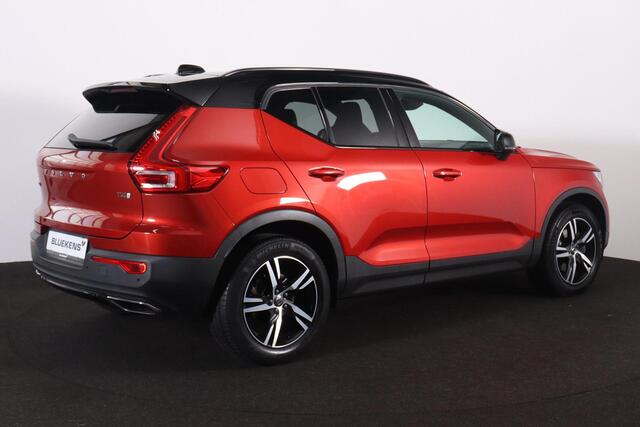 Volvo XC40 T4 R-Design - Panorama/schuifdak - IntelliSafe Assist & Surround - 360º Camera - Verwarmde voorstoelen, stuur & achterbank - Parkeersensoren voor & achter - Elektr. bedienb. voorstoelen met geheugen links - Standkachel - Extra getint glas - Elektr. inklap