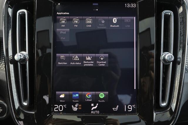 Volvo XC40 T4 R-Design - Panorama/schuifdak - IntelliSafe Assist & Surround - 360º Camera - Verwarmde voorstoelen, stuur & achterbank - Parkeersensoren voor & achter - Elektr. bedienb. voorstoelen met geheugen links - Standkachel - Extra getint glas - Elektr. inklap