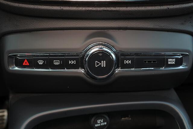 Volvo XC40 T4 R-Design - Panorama/schuifdak - IntelliSafe Assist & Surround - 360º Camera - Verwarmde voorstoelen, stuur & achterbank - Parkeersensoren voor & achter - Elektr. bedienb. voorstoelen met geheugen links - Standkachel - Extra getint glas - Elektr. inklap