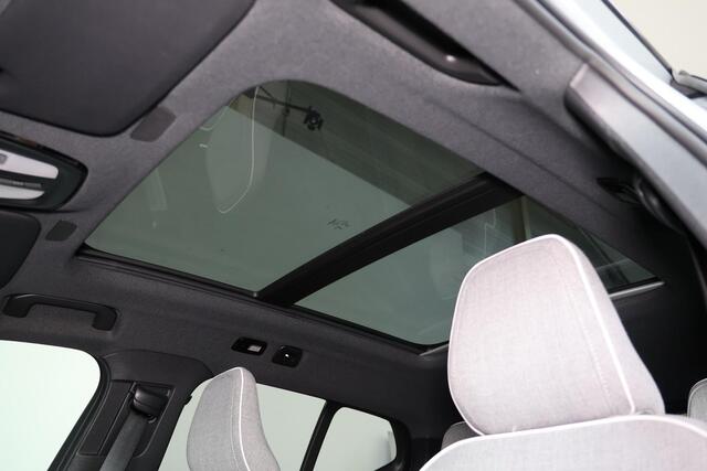 Volvo XC40 Recharge Twin Ultimate 82 kWh - Panorama/schuifdak - IntelliSafe Assist & Surround - 360º Camera - Harman/Kardon audio - Verwarmde voorstoelen & stuur - Parkeersensoren voor & achter - Elektr. bedienb. voorstoelen met geheugen links - Wollen bekleding - D