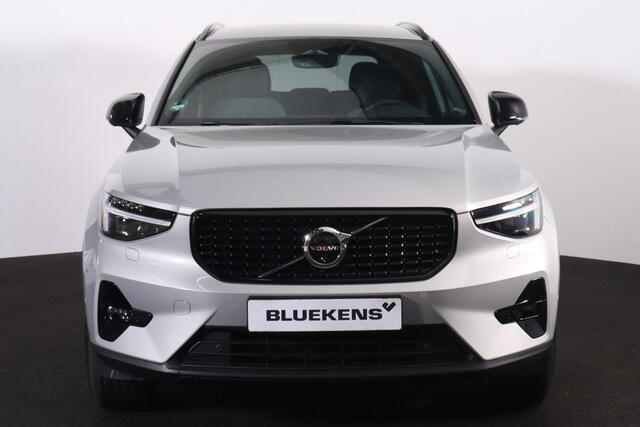 Volvo XC40 B3 Plus Dark - IntelliSafe Assist & Surround - 360º Camera - Harman/Kardon audio - Verwarmde voorstoelen & stuur - Parkeersensoren voor & achter - Elektr. bedienb. voorstoelen met geheugen links - Draadloze tel. lader - Extra getint glas - 19' LMV